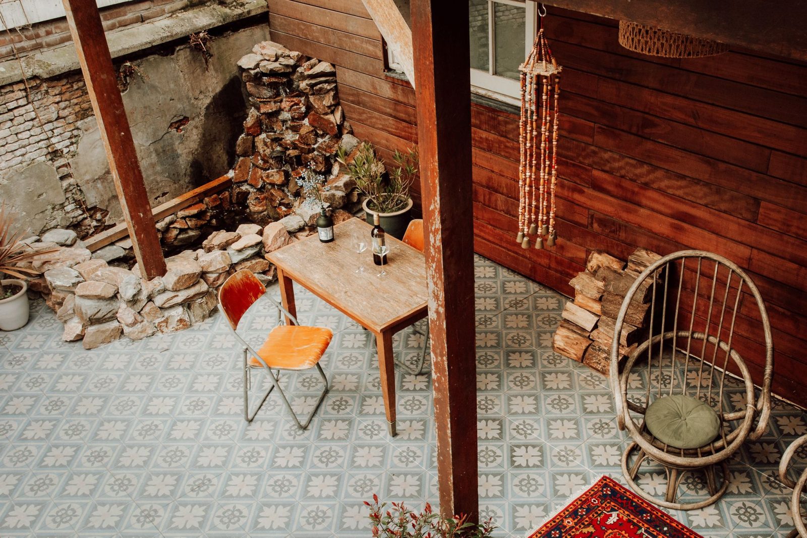 Sfeervol interieur met handgemaakte decoratie